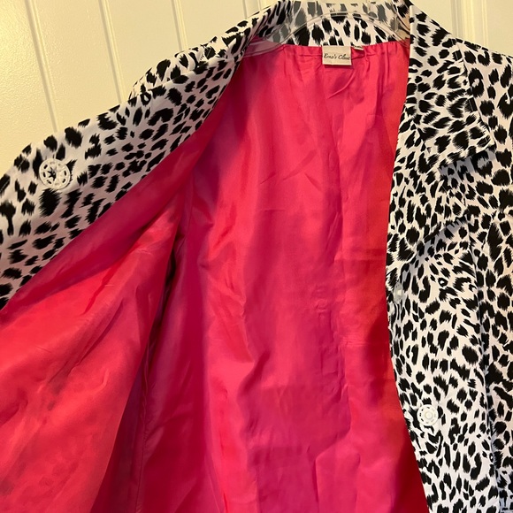 Animal Print lightweight Coat. Black and white with hot pink lining. XXL - Picture 4 of 5